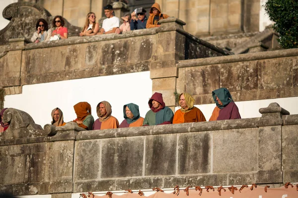 SANTA MARIA DA FEIRA, PORTUGAL - 3 AUG 2023: yıllık Viagem Ortaçağ Festivali sırasında. Etkinliğin 26. 'sı tarihi şehir merkezinde gerçekleşirken, Kral I. Joao' nun saltanatı yeniden canlandırıldı..