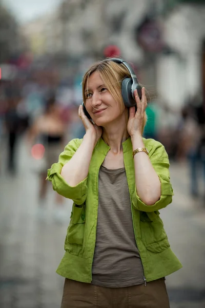 Una Mujer Calle Disfrutando Música Con Auriculares —  Fotos de Stock