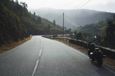 Motosiklet otoyolun kenarına park edilmiş. Romantik moto seyahat.