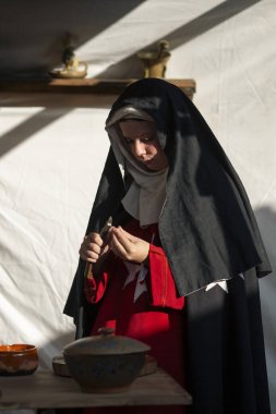 SANTA MARIA DA FEIRA, PORTUGAL - 3 AUG 2023: yıllık Viagem Ortaçağ Festivali sırasında. Etkinliğin 26. 'sı tarihi şehir merkezinde gerçekleşirken, Kral I. Joao' nun saltanatı yeniden canlandırıldı..