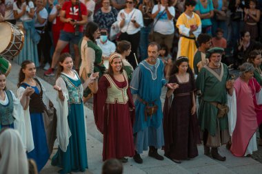 SANTA MARIA DA FEIRA, PORTUGAL - 3 AUG 2023: yıllık Viagem Ortaçağ Festivali sırasında. Etkinliğin 26. 'sı tarihi şehir merkezinde gerçekleşirken, Kral I. Joao' nun saltanatı yeniden canlandırıldı..