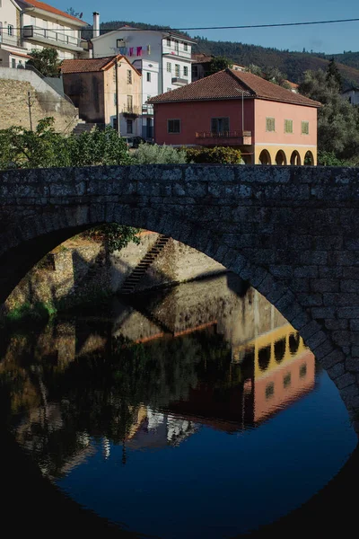 ポルトガルのセラ ダエストレラの麓にあるビデオの山村の歩行者橋の眺め — ストック写真
