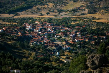 Portekiz 'in orta çağ köyü Monsanto' daki evlerin üzerindeki kalenin tepesinden manzara.