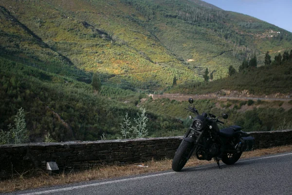 Motocicleta Está Estacionada Lado Autopista — Foto de Stock