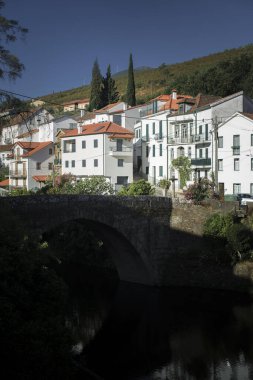 Portekiz 'in Serra da Estrela kentindeki Vide (Seia) yaya köprüsünün manzarası.