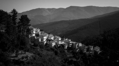 Portekiz 'in Serra da Estrela eteklerindeki köy manzarası. Siyah beyaz fotoğraf.