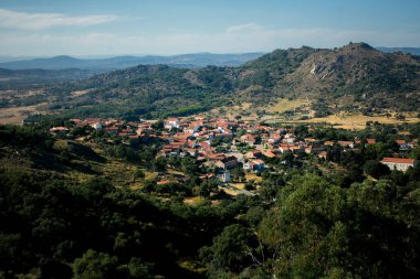 Portekiz, Monsanto köyünden vadiye panoramik bir manzara.