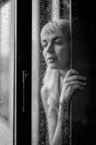窗外的女人在雨滴中模糊了 黑白肖像画 — 图库照片#