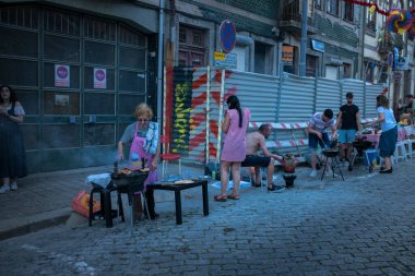 PORTO, PORTUGAL - 23 Haziran 2023: kutlama sırasında Festa de Sao Joao. Yaz ortası kutlamaları, Aziz John arifesi. Şehirde altı yüzyıldan uzun süredir şenlikler düzenleniyor..