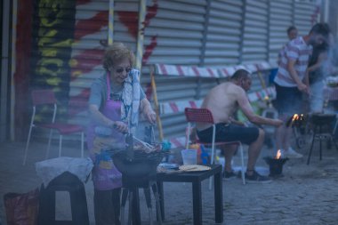 PORTO, PORTUGAL - 23 Haziran 2023: kutlama sırasında Festa de Sao Joao. Yaz ortası kutlamaları, Aziz John arifesi. Şehirde altı yüzyıldan uzun süredir şenlikler düzenleniyor..