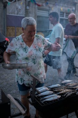 PORTO, PORTUGAL - 23 Haziran 2023: kutlama sırasında Festa de Sao Joao. Yaz ortası kutlamaları, Aziz John arifesi. Şehirde altı yüzyıldan uzun süredir şenlikler düzenleniyor..