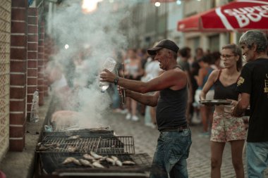 PORTO, PORTUGAL - 23 Haziran 2023: kutlama sırasında Festa de Sao Joao. Yaz ortası kutlamaları, Aziz John arifesi. Şehirde altı yüzyıldan uzun süredir şenlikler düzenleniyor..