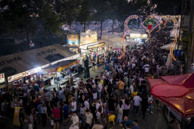 PORTO, PORTUGAL - 23 Haziran 2023: kutlama sırasında Festa de Sao Joao. Yaz ortası kutlamaları, Aziz John arifesi. Şehirde altı yüzyıldan uzun süredir şenlikler düzenleniyor..