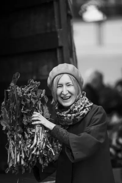 Una Mujer Una Tienda Verduras Imagen Blanco Negro —  Fotos de Stock