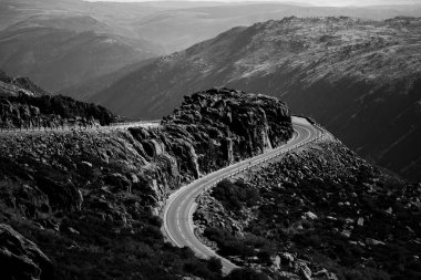 Portekiz, Range Serra da Estrela 'daki Serpentine dağ yolunda. Siyah beyaz fotoğraf.