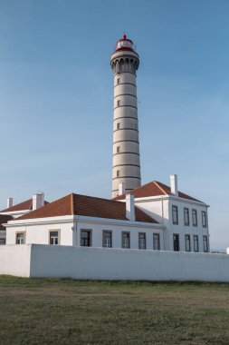 Portekiz 'in Atlantik kıyısındaki Farol de Boa Nova olarak da bilinen Leca deniz fenerinin manzarası.