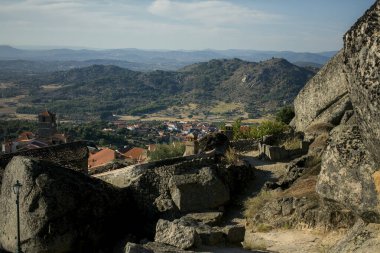 Portekiz, Monsanto 'daki ortaçağ köy evlerini kale duvarının tepesinden izleyin..