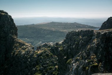 Portekiz, Serra da Estrela 'daki bir dağ sırasındaki kayalıkların manzarası.