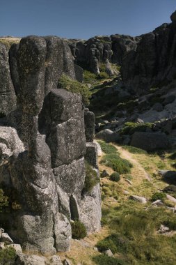 Portekiz 'in Sierra da Estrella sıradağlarındaki dev kayalar..