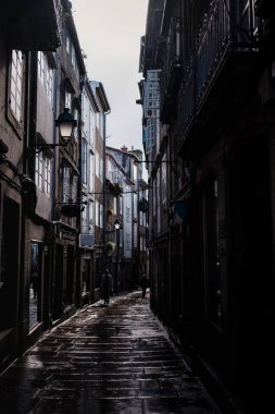 Santiago de Compostela 'da yağmurdan sonra dar bir sokak. İspanya.