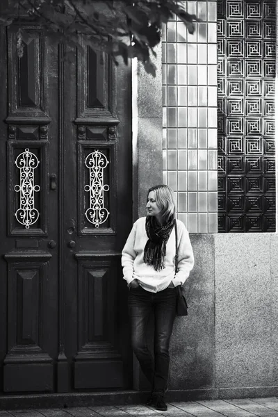 葡萄牙波尔图 一名妇女站在一家传统的房子外等待 黑白照片 — 图库照片
