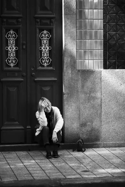 葡萄牙波尔图 一名妇女坐在一家传统的房子外面等待着 黑白照片 — 图库照片