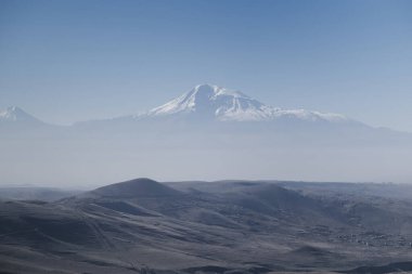 Ermenistan 'daki Ararat Dağı' nın kar beyazı zirvesinin manzarası..