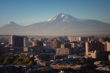 Erivan, Ermenistan manzarası ve Mt. Dağın kar beyazı zirvesi Ararat.
