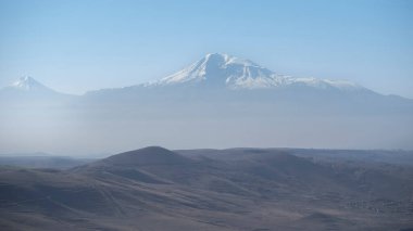 Ermenistan 'daki Ararat Dağı' nın karlı zirvesinin panoramik manzarası.