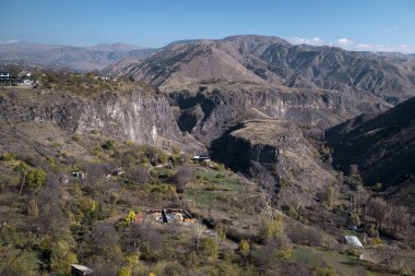Ermenistan dağlarındaki Garni bölgesindeki kayaların hava görüntüsü.