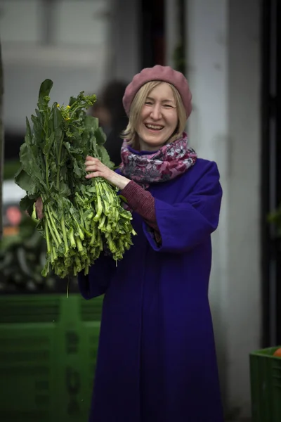 Una Tienda Verduras Una Mujer Tiene Verduras Sus Manos —  Fotos de Stock