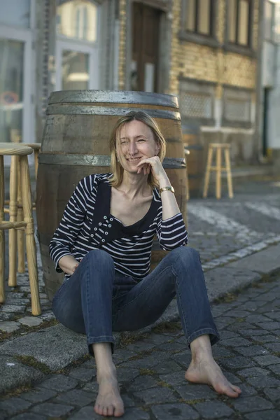 Γυναίκα Κάθεται Στο Πεζοδρόμιο Ένα Υπαίθριο Καφέ Στην Προκυμαία — Φωτογραφία Αρχείου