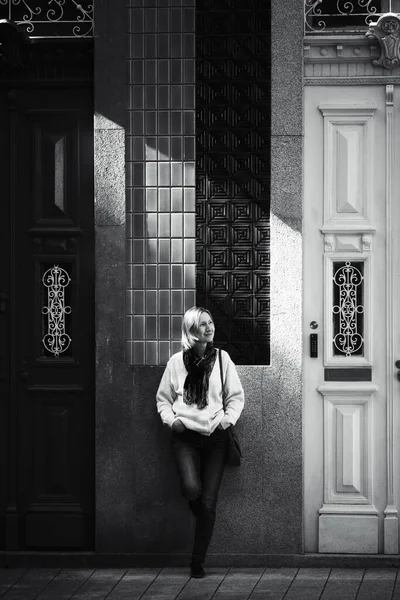 波尔图葡萄牙波尔图大街上的一个传统房子外的女人黑白照片 — 图库照片