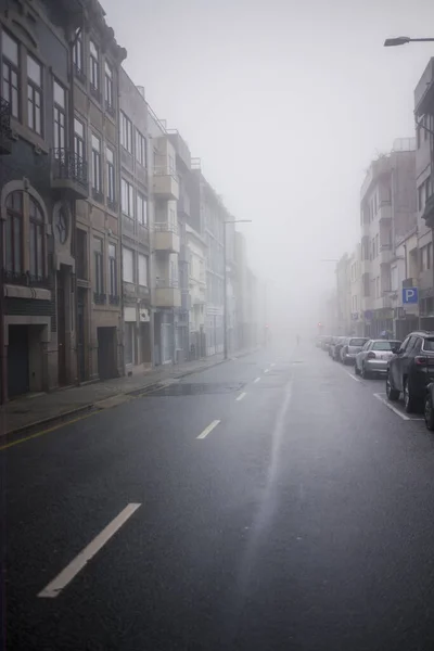Uma Rua Porto Denso Nevoeiro Inverno Portugal — Fotografia de Stock
