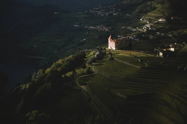 多罗山谷起伏的群山中的葡萄牙村庄 — 图库照片