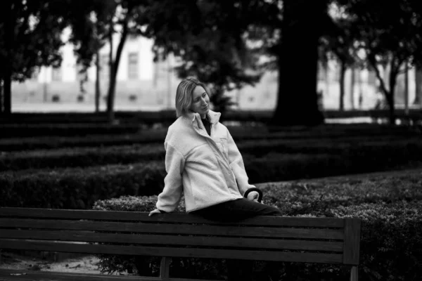 Woman Sitting Bench Park Black White Photo — Foto de Stock
