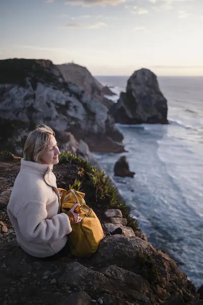 Žena Dívá Přes Atlantický Oceán Zatímco Sedí Skalách Sintra Portugalsko — Stock fotografie