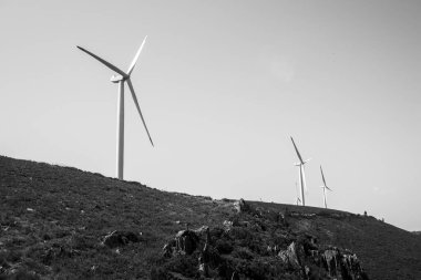 Dağlardaki rüzgar santralleri. Siyah beyaz fotoğraf.