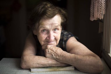 Kameraya bakan yaşlı bir kadının portresi.