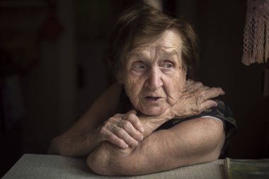 Kendi evinde yaşlı bir kadın..