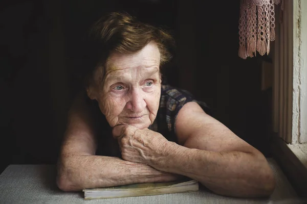 Retrato Uma Velha Solteira Sua Casa Fotos De Bancos De Imagens