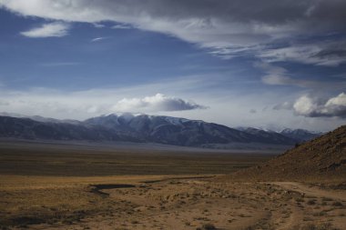 Moğolistan 'da dağlık bir manzara.