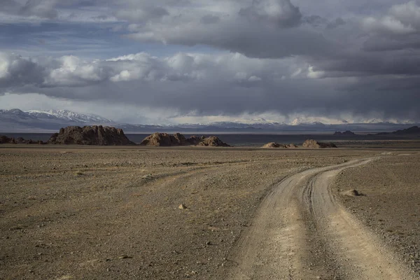 Дорога Степу Видом Гори Монголії — стокове фото