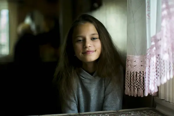 Porträt Eines Teenagers Mit Langen Haaren Der Einem Tisch Sitzt — Stockfoto