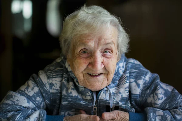Evinde Yaşlı Bir Kadının Yakın Çekim Portresi — Stok fotoğraf