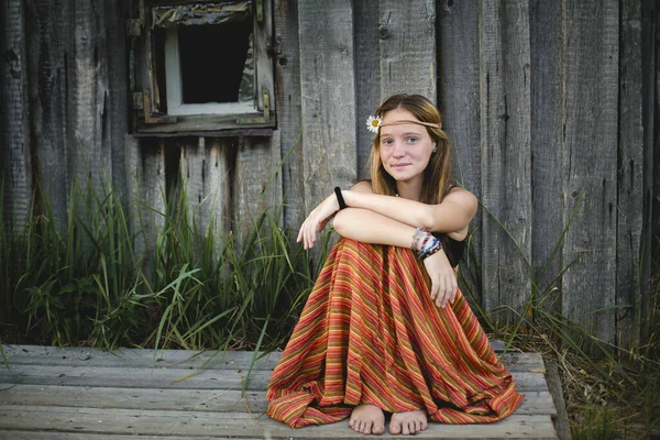 Kırsal alanda yaşayan hippi bir kızın portresi..