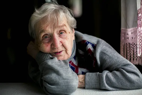 Portrét Unavené Staré Ženy — Stock fotografie