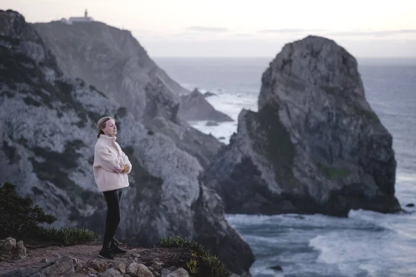 Μια Γυναίκα Κοιτάζει Τον Ωκεανό Ενώ Στέκεται Βράχους Ακτή Του Royalty Free Φωτογραφίες Αρχείου