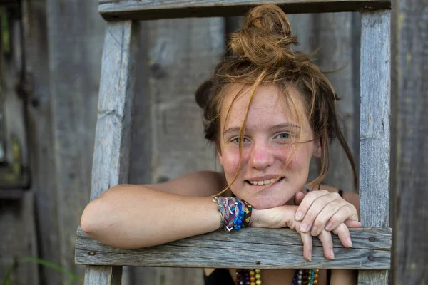 Close Retrato Uma Menina Hippie Com Colares Contas Imagens De Bancos De Imagens