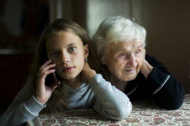 Yaşlı bir büyükanne torununun telefonda konuşmasına kulak misafiri olmuş..